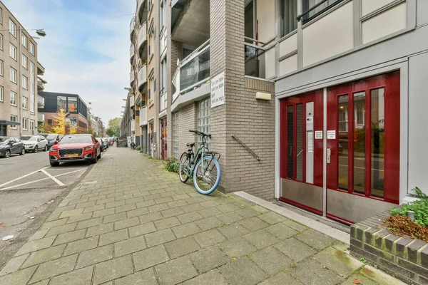 Άμστερνταμ Ολλανδία Απριλίου 2021 Ένα Ποδήλατο Παρκαρισμένο Στην Άκρη Ενός — Φωτογραφία Αρχείου