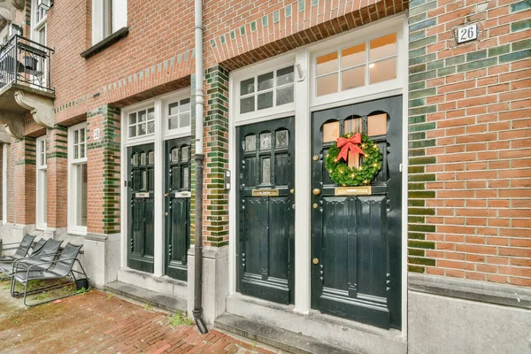 Ámsterdam Países Bajos Abril 2021 Edificio Ladrillo Con Puertas Negras — Foto de Stock
