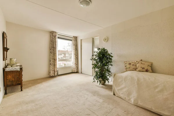 Ein Schlafzimmer Mit Bett Kommode Und Pflanze Der Rechten Zimmerecke — Stockfoto