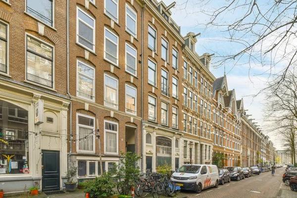 Amsterdam Hollanda Nisan 2021 Kenarında Arabaları Park Edilmiş Bir Şehir — Stok fotoğraf