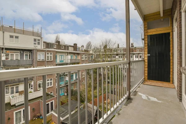 Een Balkon Met Een Aantal Gebouwen Achtergrond Een Blauwe Lucht — Stockfoto