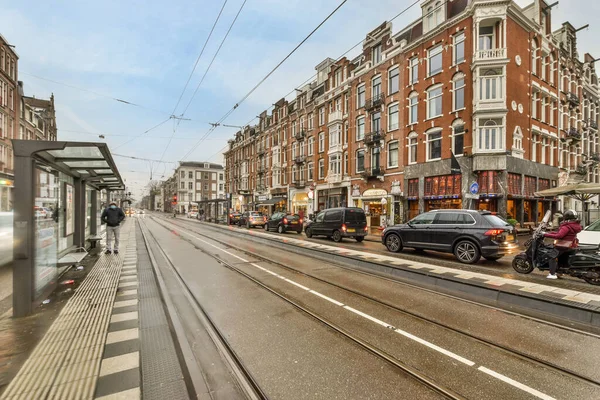 Een Stadsstraat Met Aan Zijkant Geparkeerde Auto Mensen Die Langs — Stockfoto