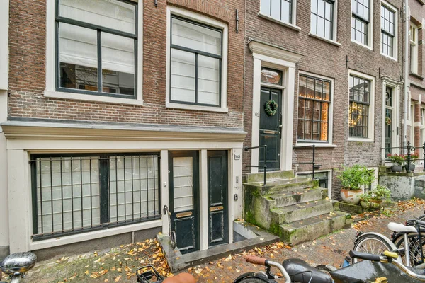 Amsterdam Hollanda Nisan 2021 Birçok Pencere Kapısı Olan Eski Bir — Stok fotoğraf