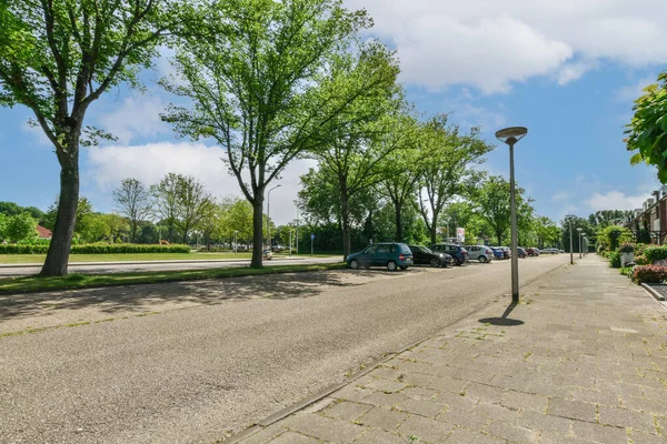 Amszterdam Hollandia 2021 Április Egy Város Utcája Melynek Oldalán Autók — Stock Fotó