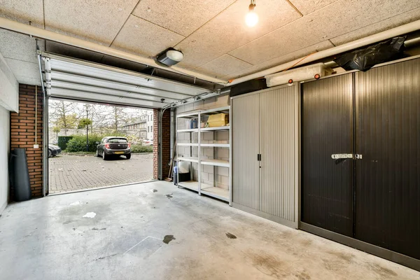 Amsterdã Holanda Abril 2021 Interior Uma Garagem Com Uma Porta — Fotografia de Stock