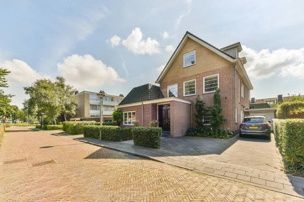 Άμστερνταμ Ολλανδία Απριλίου 2021 Ένα Σπίτι Από Τούβλα Στη Μέση — Φωτογραφία Αρχείου