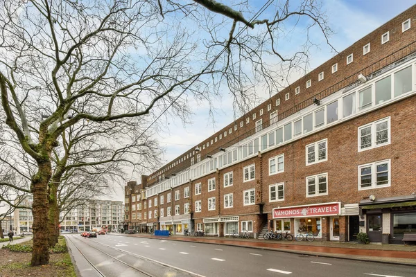 Ámsterdam Países Bajos Abril 2021 Una Calle Con Edificios Árboles —  Fotos de Stock