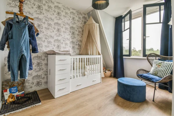 2021年4月10日 荷兰阿姆斯特丹 一间婴儿房 有蓝色和白色墙纸墙 木制地板和一张折叠椅 — 图库照片