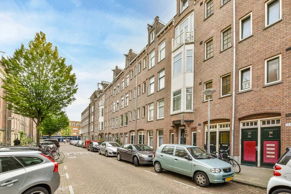 Amszterdam Hollandia 2021 Április Néhány Autó Parkol Egy Utca Szélén — Stock Fotó