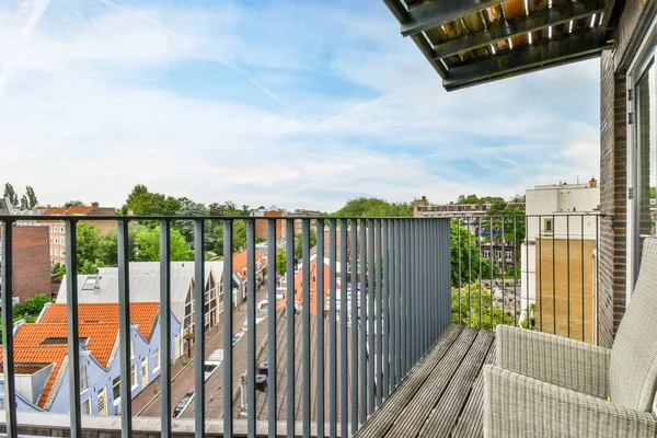 Amsterdam Holandia Kwietnia 2021 Balkon Kilkoma Budynkami Tle Ławka Prawej — Zdjęcie stockowe