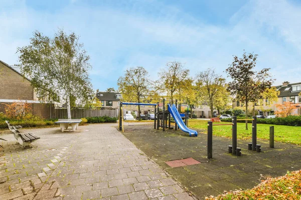 Amsterdã Holanda Abril 2021 Parque Infantil Vazio Meio Uma Área — Fotografia de Stock