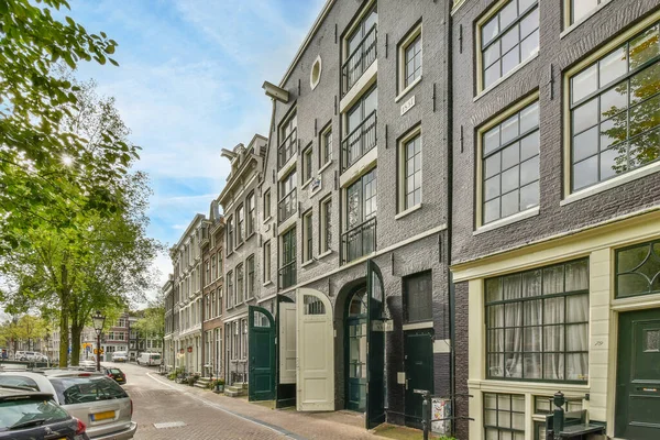 Ámsterdam Países Bajos Abril 2021 Una Calle Ciudad Con Coches — Foto de Stock