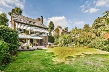 Her iki tarafında yeşil çimenler ve çalılar olan bir alanın ortasında mavi bir gökyüzü var.