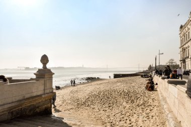 Sahilde ve uzaklarda yüzmek için kullanılan büyük bir su kütlesi var.