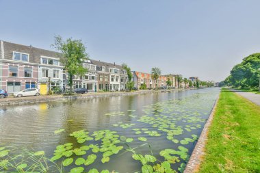 Kanalın kenarındaki bazı evler ve su tesisleri yıllardır sel altında ama yağmur yağmıyor.