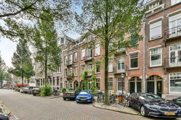 Amsterdam Hollanda Nisan 2021 Sokakları Çevreleyen Birçok Apartman Ağaçla Çevrili — Stok fotoğraf