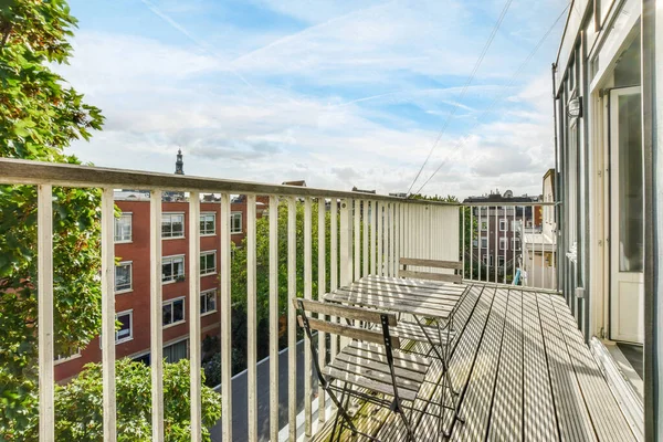 Amsterdam Niederlande April 2021 Balkon Mit Stühlen Und Bäumen Hinterhof — Stockfoto