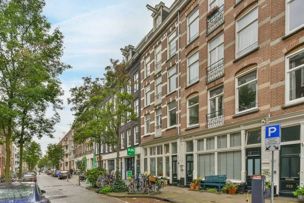 Amsterdam April 2021 Een Stadsstraat Met Geparkeerde Auto Fietsen Aan — Stockfoto
