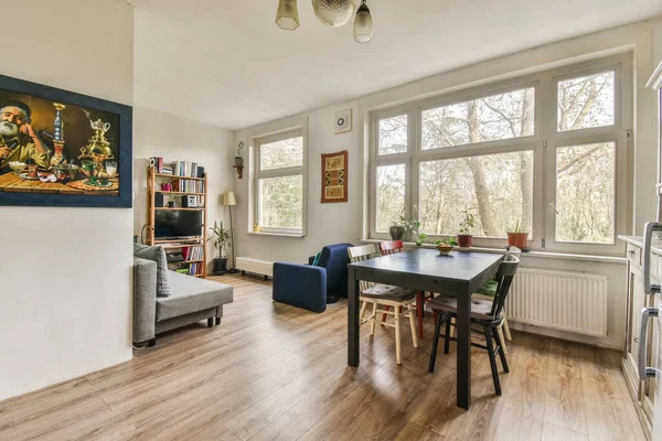 Ein Wohnzimmer Mit Holzboden Und Weißen Wänden Darunter Ein Großes — Stockfoto