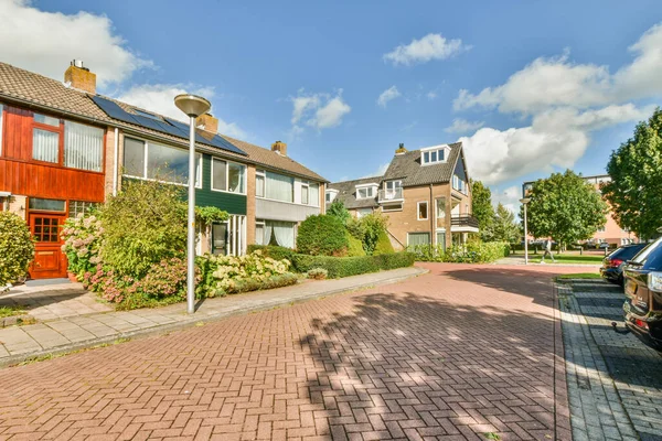 Άμστερνταμ Ολλανδία Απριλίου 2021 Ένας Δρόμος Σπίτια Και Αυτοκίνητα Σταθμευμένα — Φωτογραφία Αρχείου