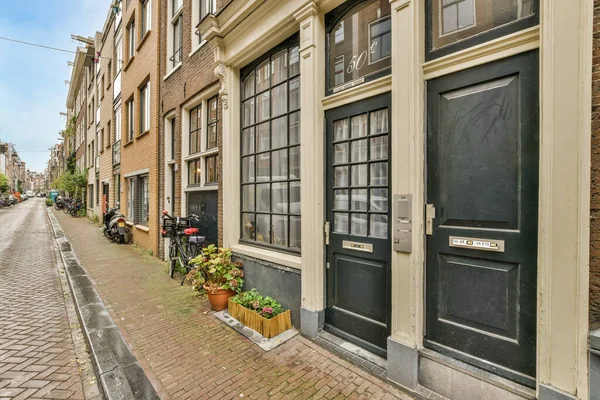 Amsterdam Hollanda Nisan 2021 Caddenin Her Iki Tarafındaki Sandıklarda Binalar — Stok fotoğraf