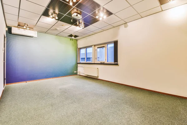Uma Sala Vazia Com Paredes Verdes Papel Parede Azul Lado — Fotografia de Stock