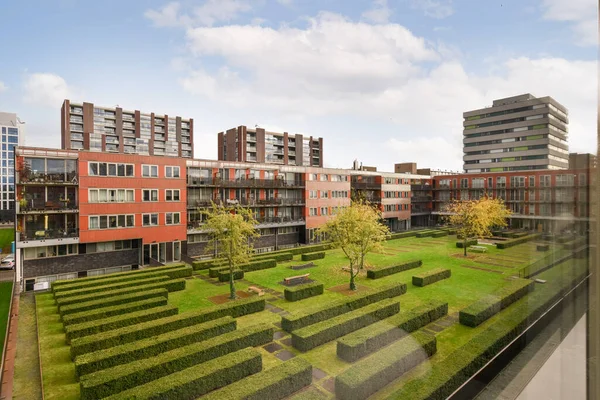 Einige Gebäude Und Gras Mitten Einem Stadtgebiet Aufgenommen Aus Einem — Stockfoto