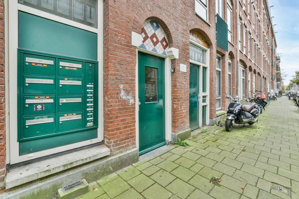 Amszterdam Hollandia 2021 Április Zöld Ajtó Egy Vörös Téglaépület Oldalán — Stock Fotó