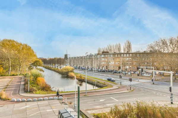 Amsterdam Hollanda Nisan 2021 Her Iki Taraftaki Binaların Önünde Nehir — Stok fotoğraf