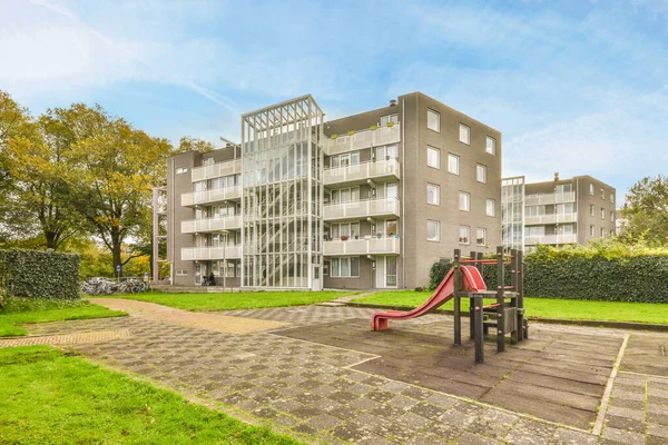 Amsterdam April 2021 Speeltuin Voor Een Appartementencomplex Met Glijbaan Voor — Stockfoto