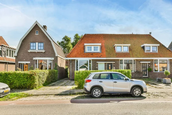 Άμστερνταμ Ολλανδία Απριλίου 2021 Ένα Σπίτι Ένα Αυτοκίνητο Παρκαρισμένο Στο — Φωτογραφία Αρχείου