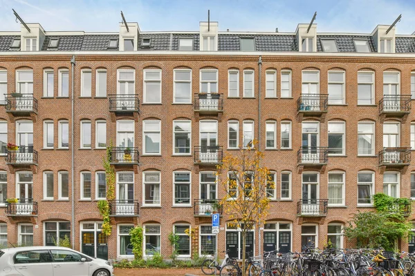 Amsterdã Holanda Abril 2021 Prédio Apartamentos Com Bicicletas Estacionadas Rua — Fotografia de Stock