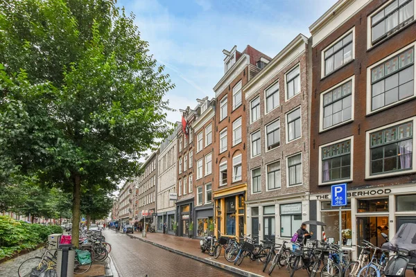 Amsterdam April 2021 Sommige Fietsen Geparkeerd Aan Zijkant Van Een — Stockfoto