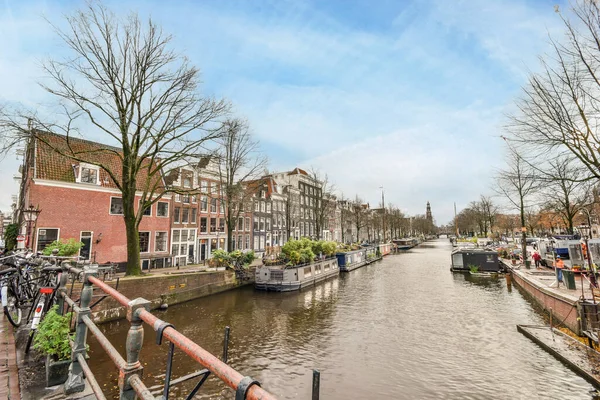 Άμστερνταμ Ολλανδία Απριλίου 2021 Ένα Κανάλι Βάρκες Και Σπίτια Στο — Φωτογραφία Αρχείου