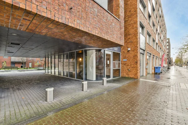 Амстердам Нідерланди Квітня 2021 Року Порожня Міська Вулиця Будівлями Задньому — стокове фото