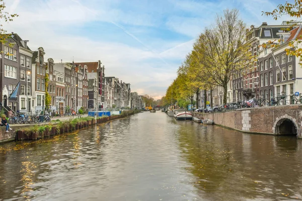 Άμστερνταμ Κάτω Χώρες Απριλίου 2021 Ένα Κανάλι Στη Μέση Μιας — Φωτογραφία Αρχείου