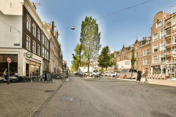Amsterdam Holandia Kwietnia 2021 Ulica Miejska Samochodami Zaparkowanymi Poboczu Ludźmi — Zdjęcie stockowe