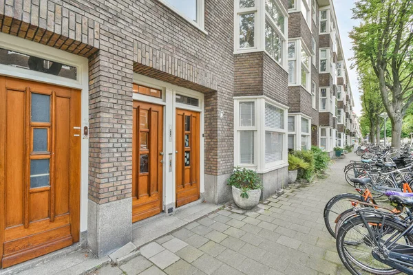 Amsterdam Hollanda Nisan 2021 Bazı Bisikletler Iki Kapısı Bir Kapısı — Stok fotoğraf