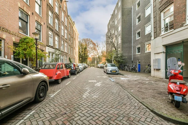 Een Stadsstraat Met Geparkeerde Auto Scoots Aan Kant Van Weg — Stockfoto