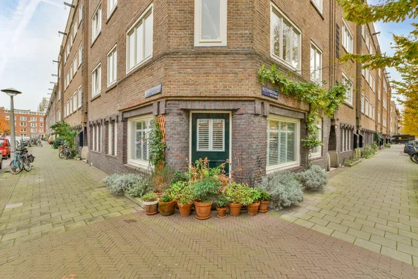 Amsterdam April 2021 Een Bakstenen Gebouw Met Potplanten Stoep Ervoor — Stockfoto