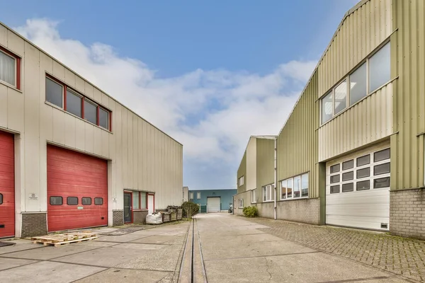 Uma Área Industrial Com Duas Garagens Vermelhas Lado Direito Edifício — Fotografia de Stock