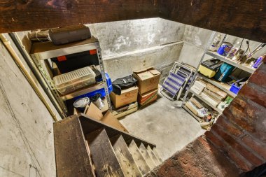 Amsterdam, Hollanda - 10 Nisan 2021: Yerde kutular ve köşede başka bir odaya açılan açık bir kapı.