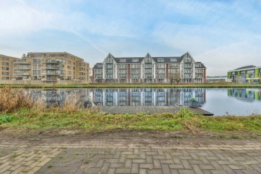 Amsterdam, Hollanda - 10 Nisan 2021: Başka bir yerden alınmış gibi görünen bazı binalar ve sular