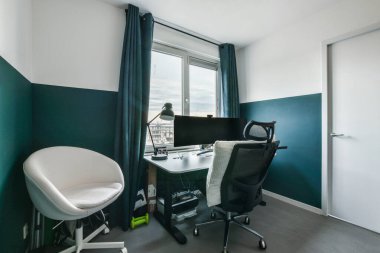 Şehir manzarasına bakan pencerenin önünde iki sandalyesi ve masası olan bir oda.