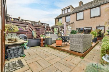 Amsterdam, Hollanda - 10 Nisan 2021: Bahçe alanının yanında bir sürü saksı ve saksı bulunan bir arka bahçe,