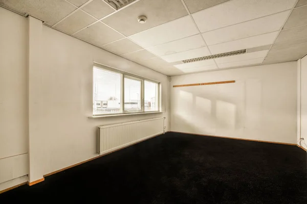 Uma Sala Vazia Com Paredes Brancas Tapete Preto Luz Entrando — Fotografia de Stock