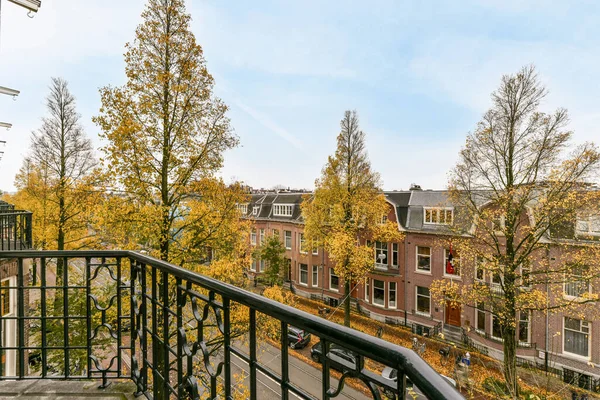 Amsterdam Holandia Kwietnia 2021 Obszar Zewnętrzny Drzewami Budynkami Tle Zabrany — Zdjęcie stockowe