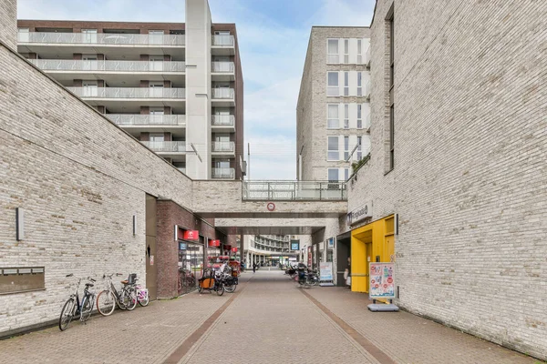Ámsterdam Países Bajos Abril 2021 Una Calle Ciudad Con Bicicletas — Foto de Stock