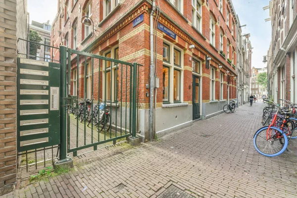 Amszterdam Hollandia 2021 Április Egy Zöld Ajtókkal Ablakokkal Rendelkező Vörös — Stock Fotó