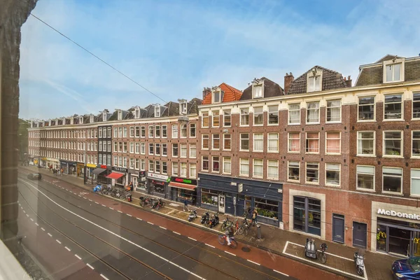 Амстердам Нідерланди Квітня 2021 Року Міська Вулиця Будинками Людьми Йдуть — стокове фото